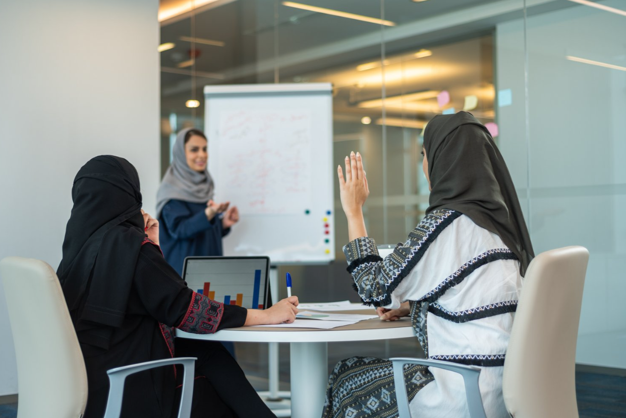 دورات يجب أن يلتحق بها الموظفين وحديثي التخرج